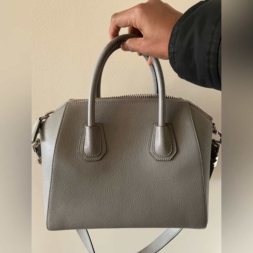 Elegant Gray Handbag